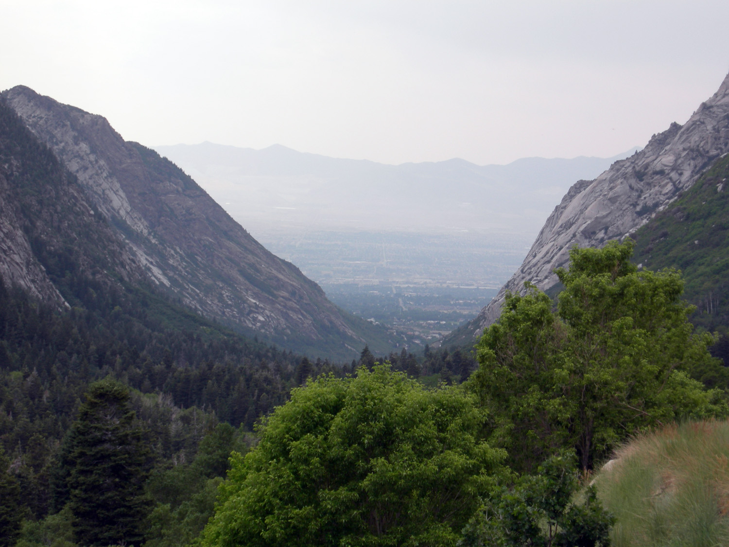 A U-shaped valley with steep ridges on the sides and a wide curved valley at the base.